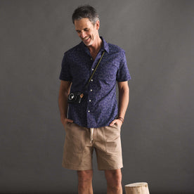 fit model posing in The Short Sleeve Hawthorne in Dark Navy Floral