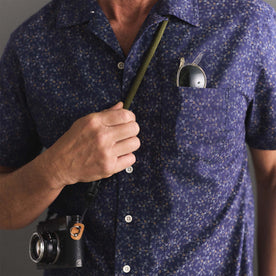 fit model showing off pocket on The Short Sleeve Hawthorne in Dark Navy Floral